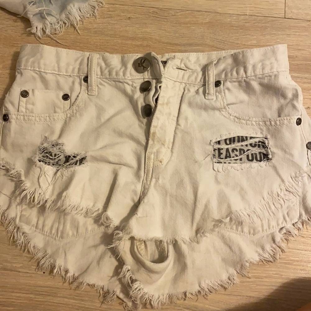 One teaspoon shorts white